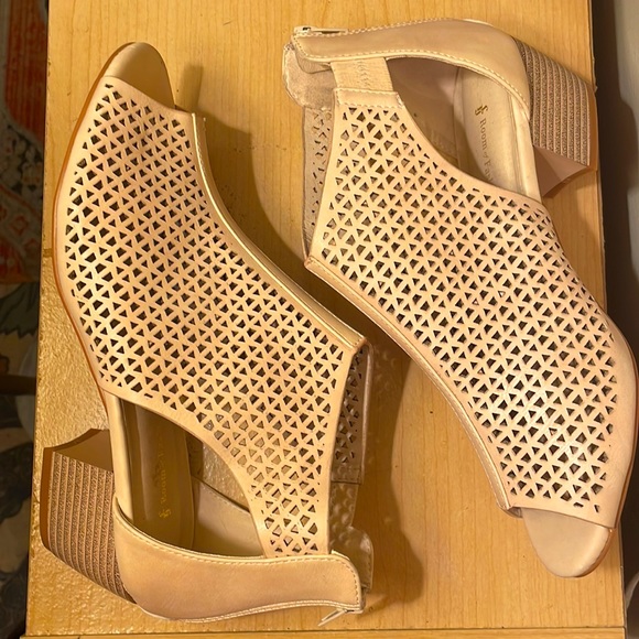 NWOT House of Fashion cream heels with cutout pattern size 9m - Picture 2 of 5